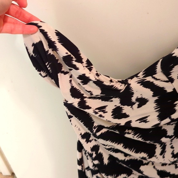 Abstract Dress Black and White - Picture 3 of 3